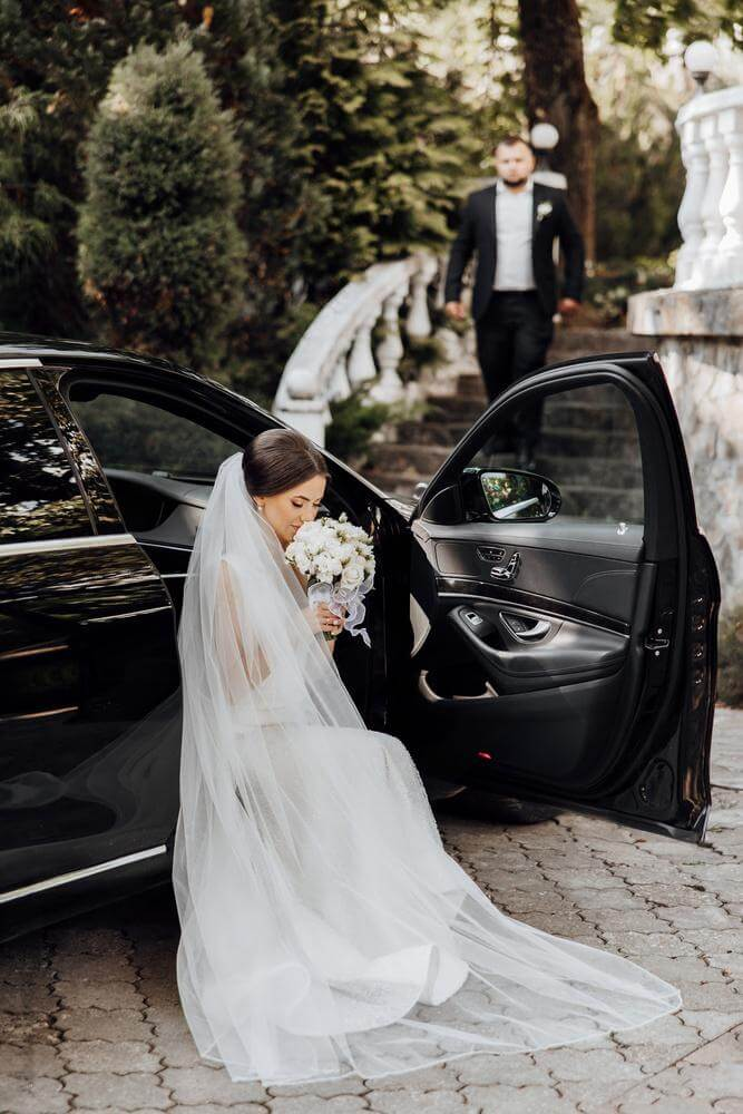 How to Select the Perfect Wedding Car Hire with Chauffeur for Your Big Day